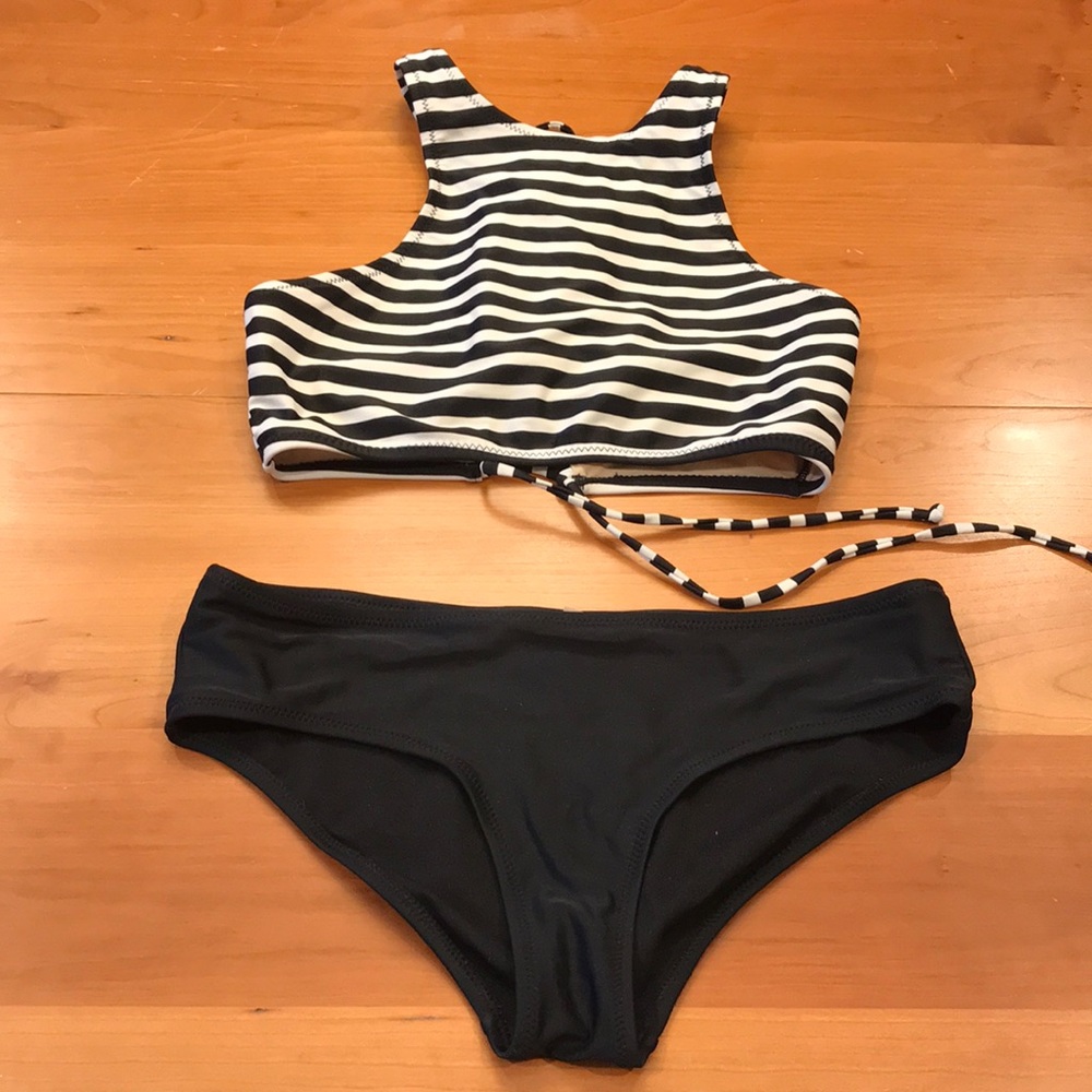Sporty black and white bikini